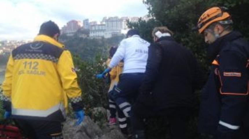 Kayalıklara &Ccedil;ıkan Amat&ouml;r Balık&ccedil;ı Dengesini Kaybederek D&uuml;şt&uuml;