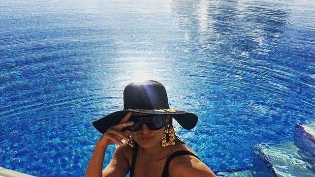 Tuğba Özay’ın Kuşadası Keyfi