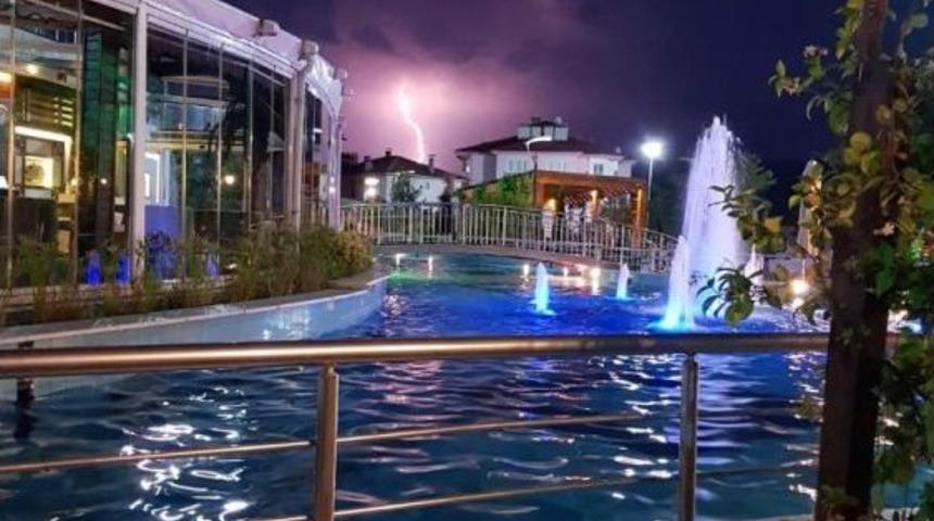 Şimşekler Geceyi Aydınlattı