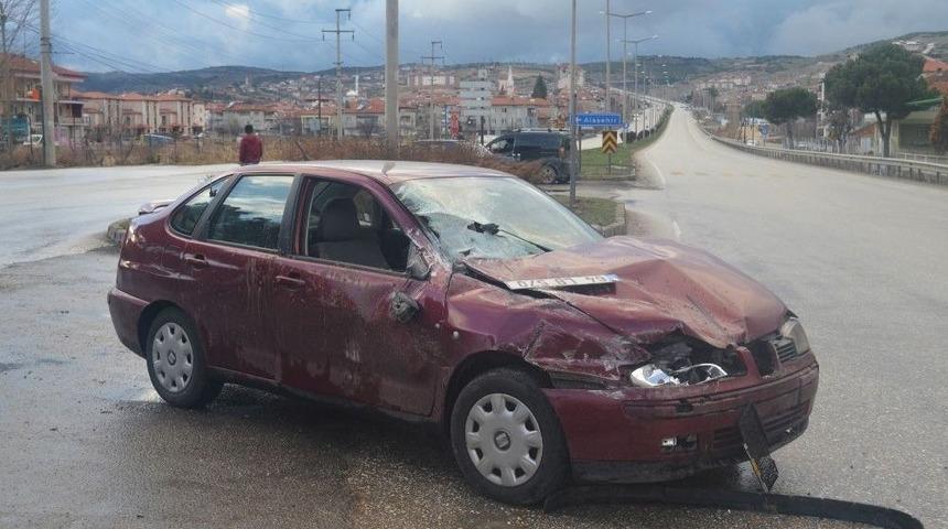 Manisa&rsquo;da Kaza Yapan Ara&ccedil; Olay Yerinden Ka&ccedil;tı