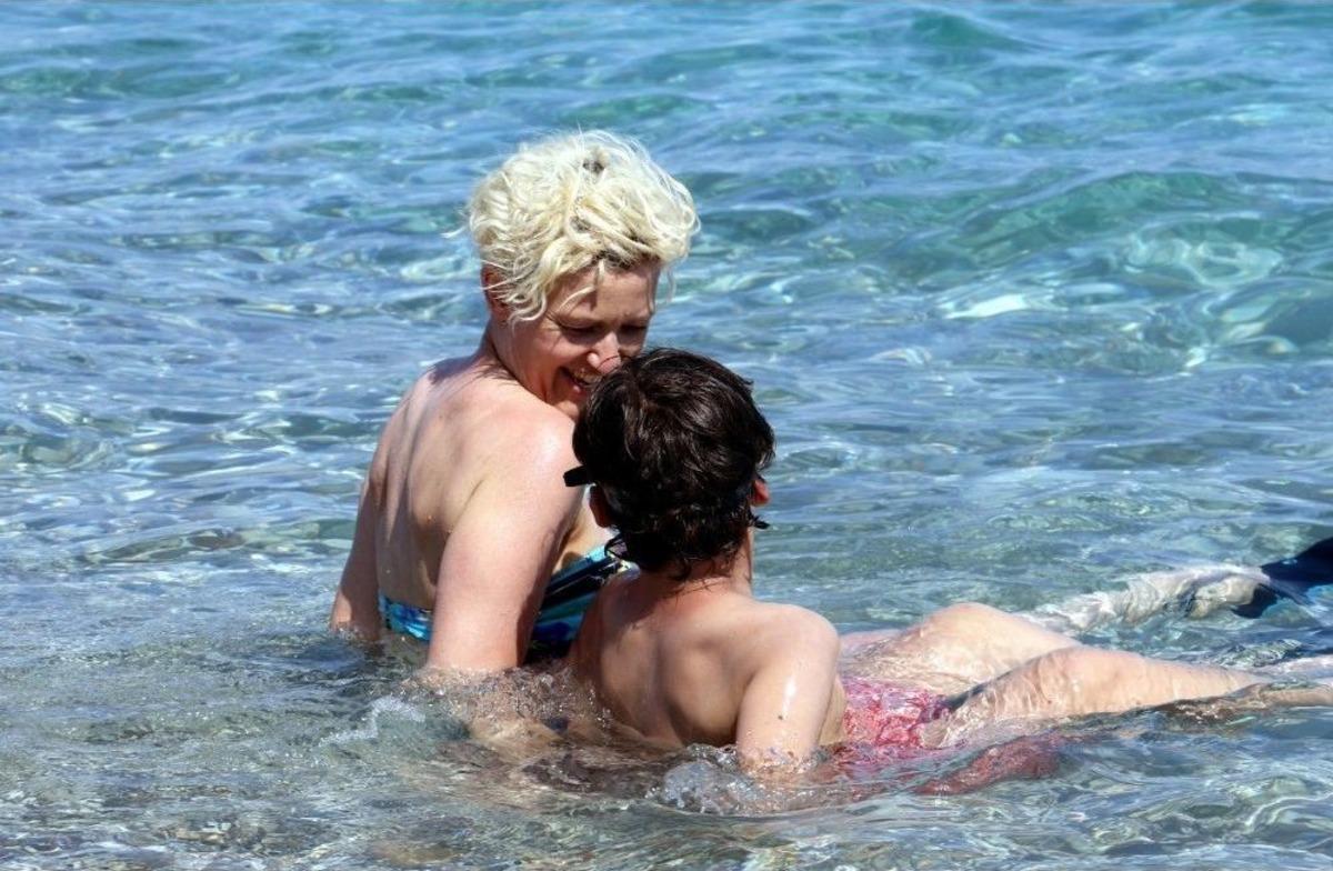 Antalya&rsquo;nın Bir K&ouml;şesinde Deniz Keyfi, Diğer K&ouml;şesinde 5 Metre Karla M&uuml;cadele