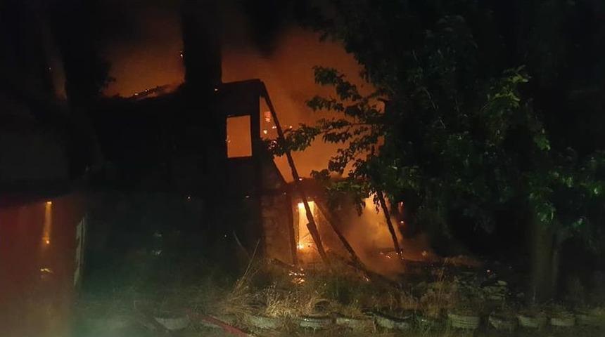 Kumluca&rsquo;da 70 Yıllık Ahşap Ev K&uuml;le D&ouml;nd&uuml;