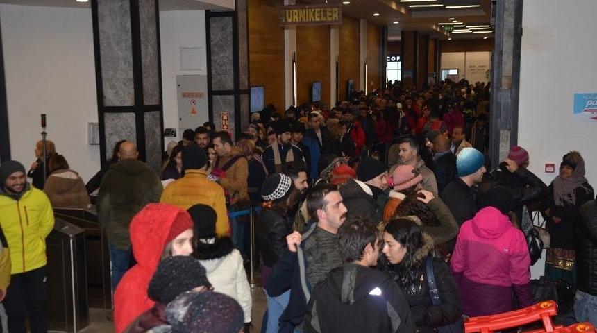 Uludağ&rsquo;a Akın Eden Tatilciler Kar S&uuml;rprizi İle Karşılaştı