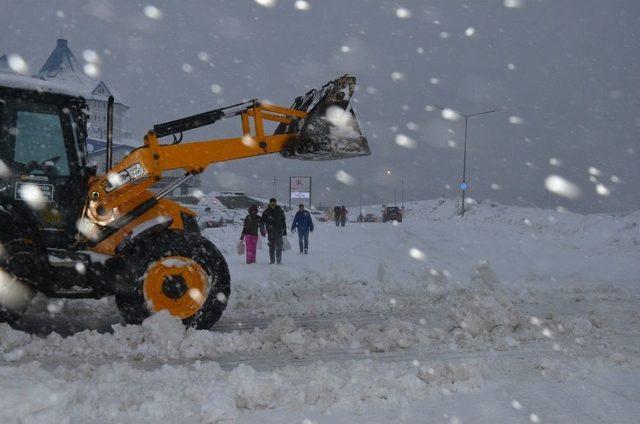 Uludağ’a Akın Eden Tatilciler Kar Sürprizi İle Karşılaştı