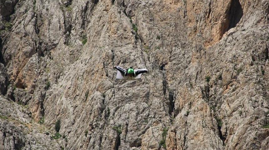 900 Metreden Wingsuit Atlayışları Nefes Kesti