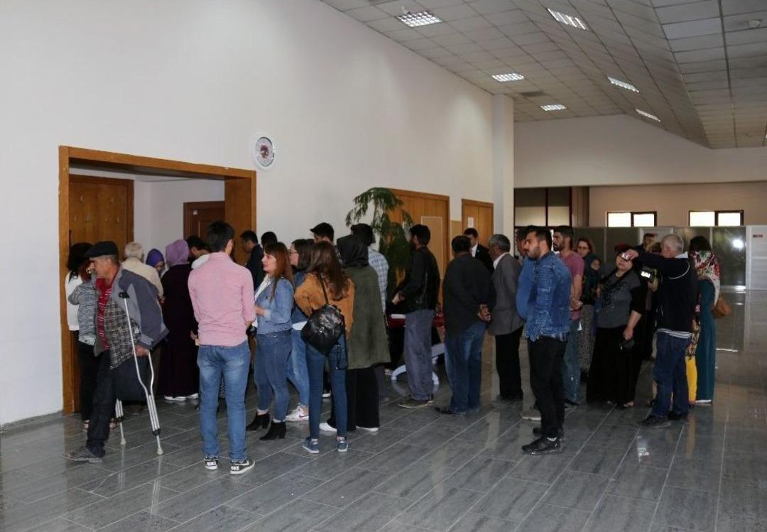 Vali Kam&ccedil;ı Vatandaşların Sorunlarını Dinledi