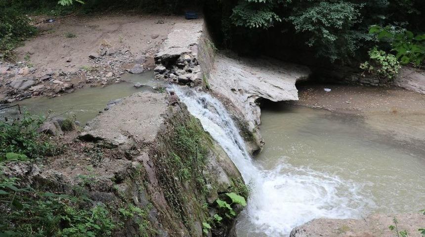 Şelalede Başını &Ccedil;arpan Gence İtfaiyeden Kurtarma Operasyonu