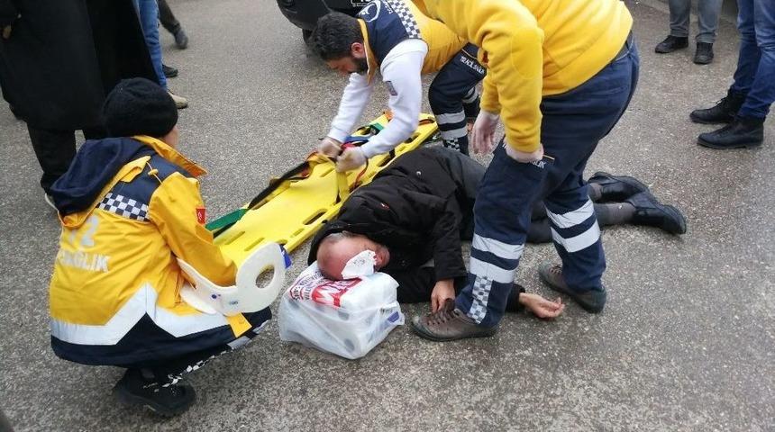 Duran Aracın A&ccedil;ılan Kapısına &Ccedil;arpıp Yaralandı