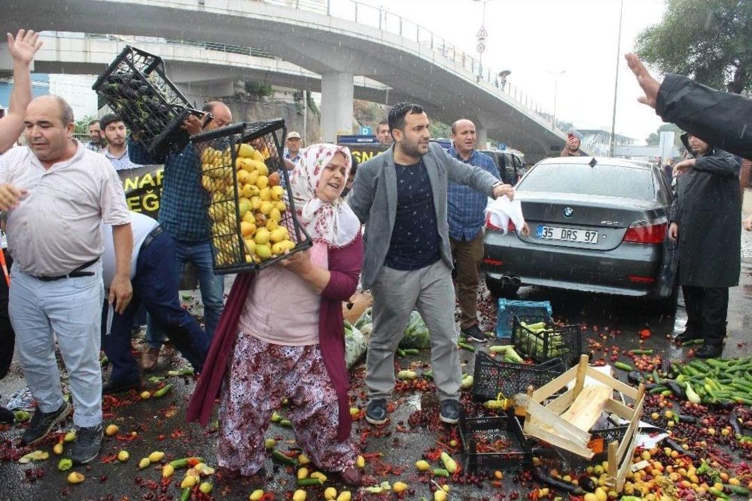 Pazarcı Eyleminde Meyve-sebzeler Havada U&ccedil;uştu