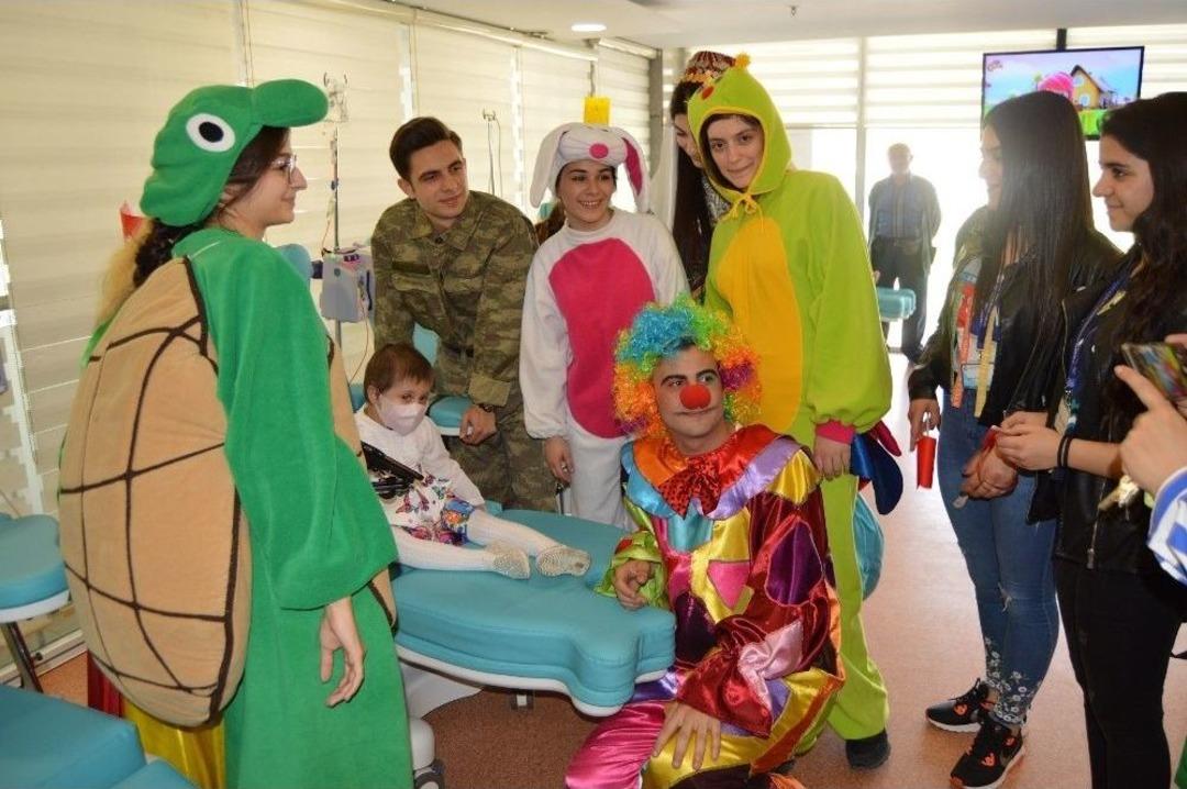 Hastanede Tedavi G&ouml;ren &Ccedil;ocukların 23 Nisan Coşkusu