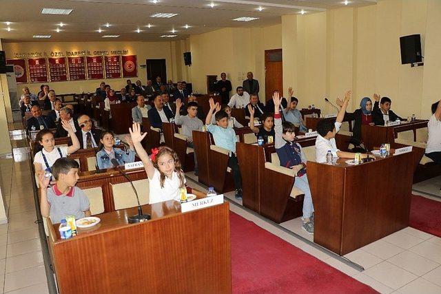 İl Genel Meclisi Olağanüstü Toplantısını Çocuk Üyeler Açtı