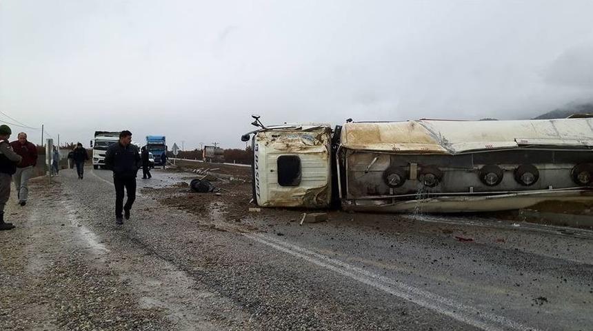 Tanker Devrildi, Tonlarca Yakıt Yola D&ouml;k&uuml;ld&uuml;