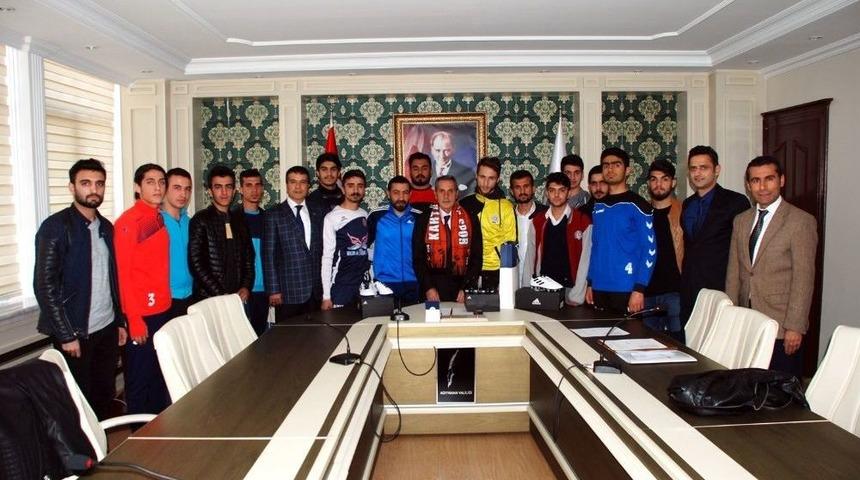 Valilikten Amat&ouml;r Spor Kul&uuml;plerine Malzeme Desteği