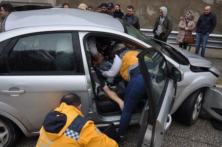 Otomobil, Otobüse Çarptı: 1 Ölü, 1 Yaralı G1