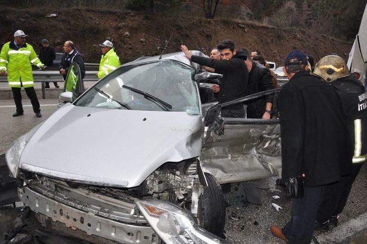 Otomobil, Otobüse Çarptı: 1 Ölü, 1 Yaralı G2