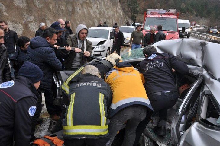 Otomobil, Otobüse Çarptı: 1 Ölü, 1 Yaralı G3