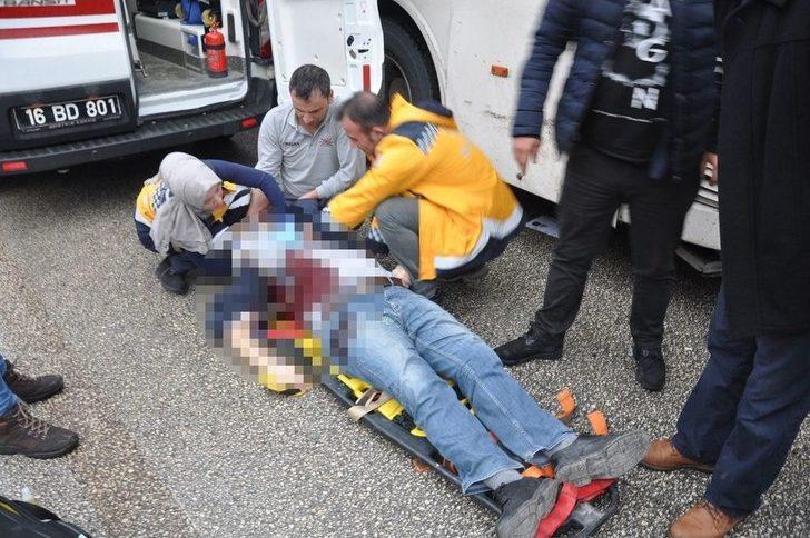 Otomobil, Otobüse Çarptı: 1 Ölü, 1 Yaralı G4