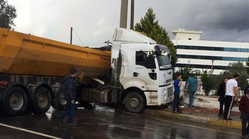 Milas&rsquo;ta Kayganlaşan Yolda Bir Tır Kontrolden &Ccedil;ıktı