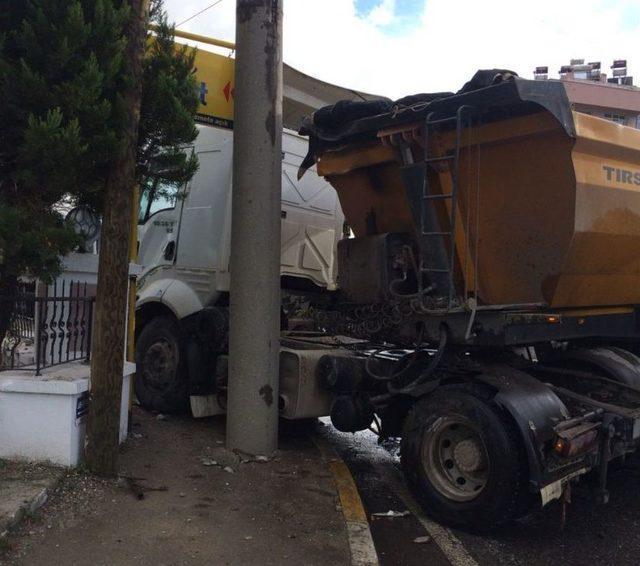 Milas’ta Kayganlaşan Yolda Bir Tır Kontrolden Çıktı