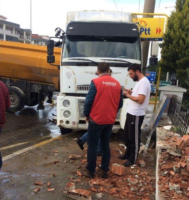 Milas’ta Kayganlaşan Yolda Bir Tır Kontrolden Çıktı