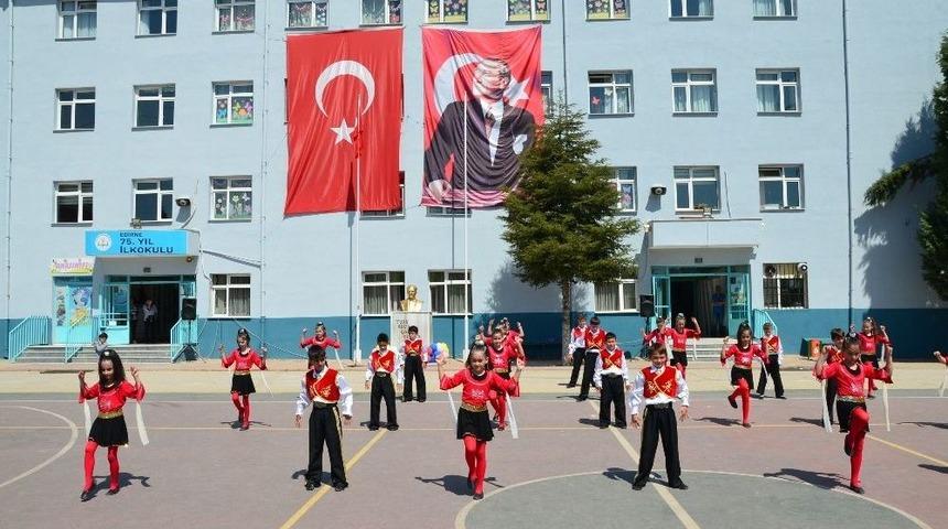 Okul Bah&ccedil;elerine Kuş Evleri Konuldu