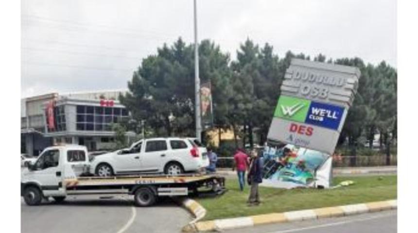 Dudullu’da Kontrolden Çıkan Otomobil Reklam Panosuna Çarptı: 1 Yaralı