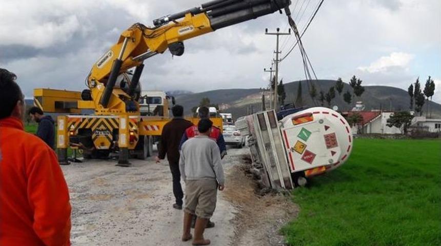 Milas&rsquo;ta Akaryakıt Tankeri, &Ccedil;&ouml;ken Yolda Yan Devrildi