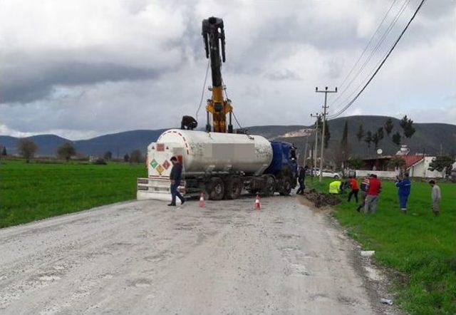 Milas’ta Akaryakıt Tankeri, Çöken Yolda Yan Devrildi