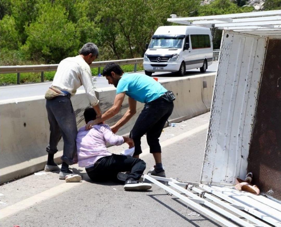 Antalya&rsquo;da 2 Kamyonet &Ccedil;arpıştı: 1 &Ouml;l&uuml;, 6 Yaralı