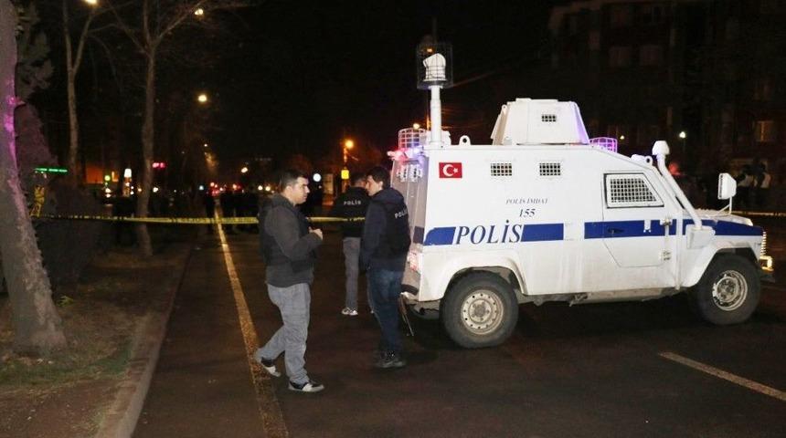 Diyarbakır&rsquo;da Kaymakamlık Ve Polis Merkezinin Bulunduğu B&ouml;lgeye El Bombası Atıldı