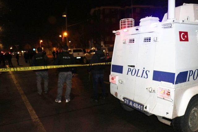 Diyarbakır’da Kaymakamlık Ve Polis Merkezinin Bulunduğu Bölgeye El Bombası Atıldı