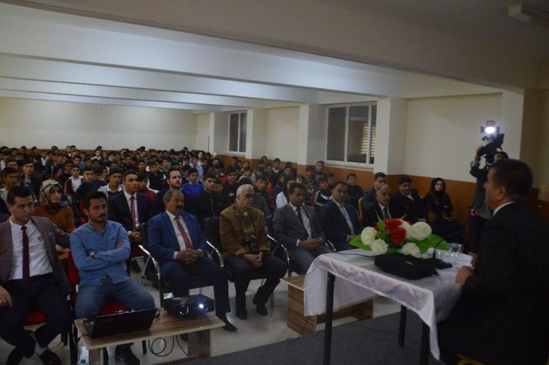 Eğitimci Yazar Tanışır, Eleşkirt&rsquo;te Gen&ccedil;lerle Buluştu