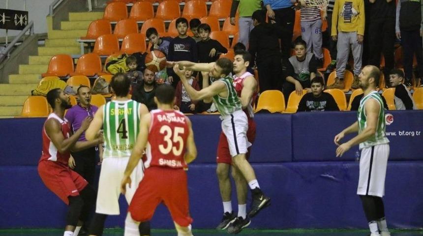 Akhisarlı Devler Ligde 8. Galibiyetini Aldı