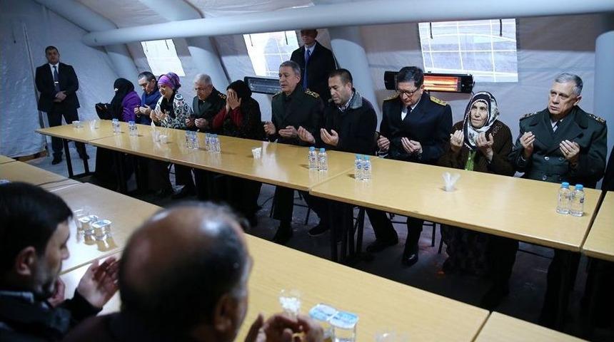 Genelkurmay Başkanı Orgeneral Akar, Şehit Evini Ziyaret Etti