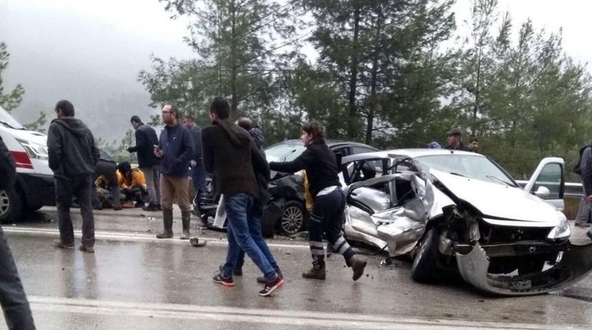 İki Otomobil Kafa Kafaya &Ccedil;arpıştı: 1 &Ouml;l&uuml;, 7 Yaralı