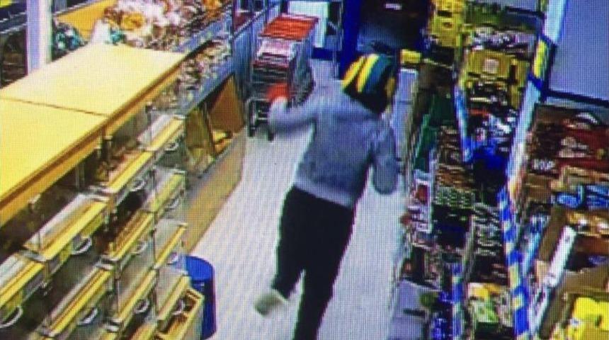 Kağıthane&rsquo;de Polis İle Hırsızlar Arasında &Ccedil;atışma