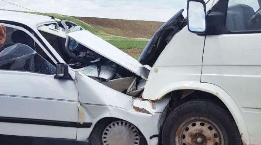 Minib&uuml;s İle Otomobil &Ccedil;arpıştı: 1 Ağır, 7 Yaralı