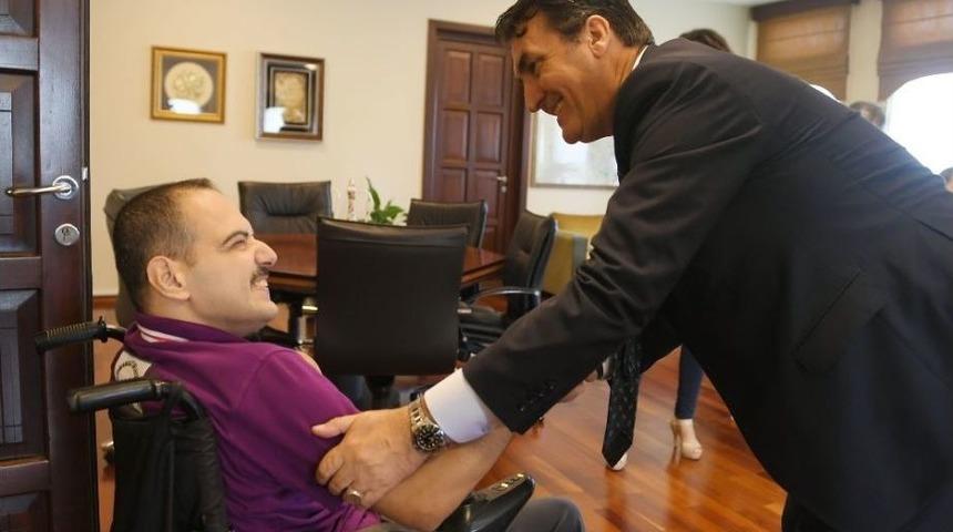 Başkan D&uuml;ndar&rsquo;a Babalar G&uuml;n&uuml; S&uuml;rprizi