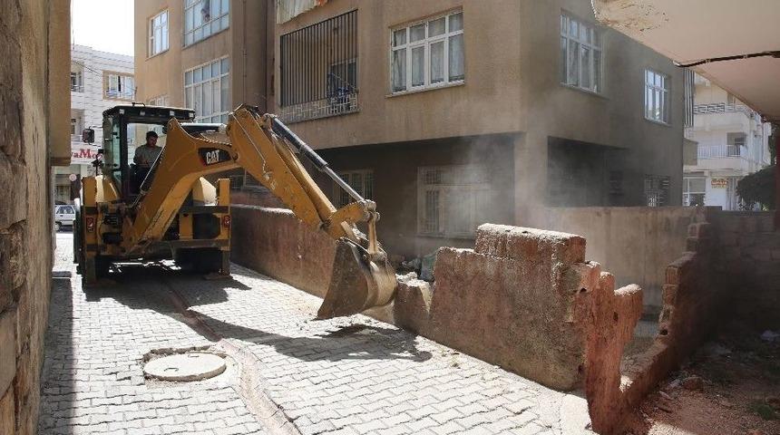 Haliliye&rsquo;de Metruk Yapının Yıkımı Ger&ccedil;ekleştirildi
