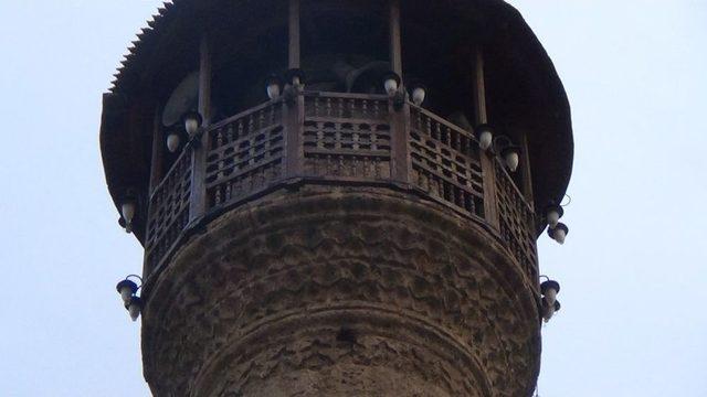 Minaredeki 98 Yıllık Patlamamış Top Mermisi
