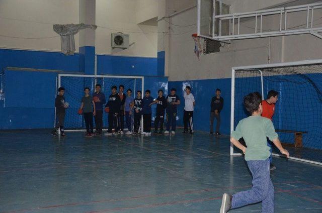 İl Müdürü Yıldız Çeyrek Finale Kalan Sporcuları Antrenmanda Ziyaret Etti