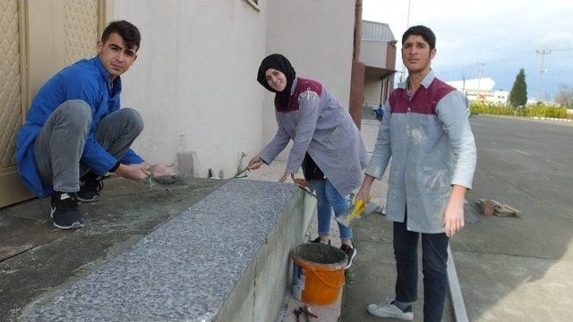 Öğretmen-öğrenci İşbirliğiyle 20 Yıllık Okul Yenilendi