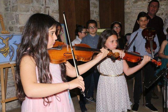 Kuşadası’nda Resim Ve Fotoğraf Sergileri Açıldı