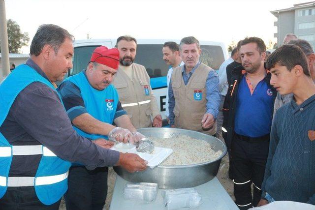 Depremzedelere Sıcak Yemek İkramı