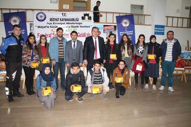 Midyat’ta Başarılı Öğrencilere Fotoğraf Makinesi Hediye Edildi