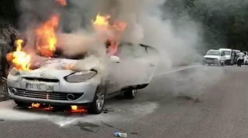 Seyir Halindeki Otomobil Alev Alev Yandı