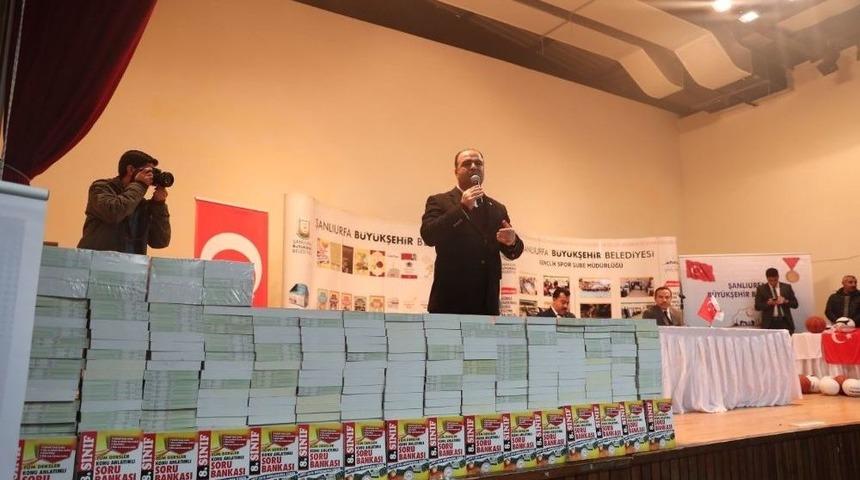 B&uuml;y&uuml;kşehirde Kitap Dağıtımı Devam Ediyor