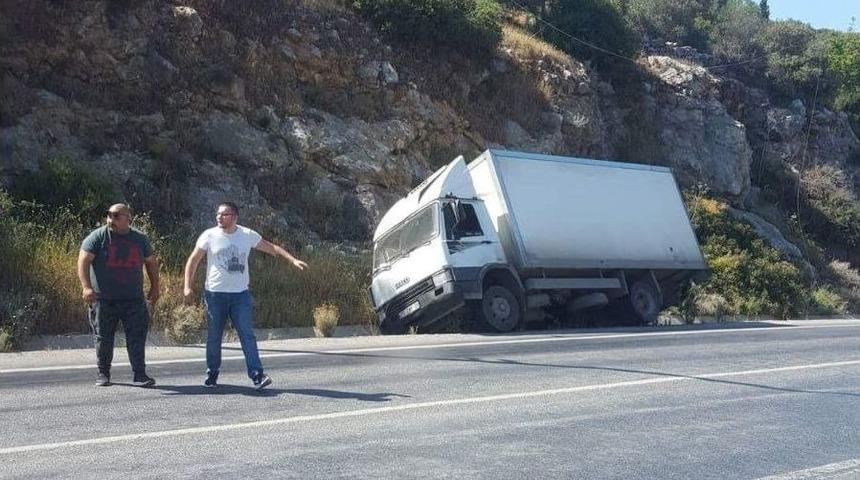 Kamyon Aydınlatma Direğine &Ccedil;arptı, Facia Ucuz Atlatıldı