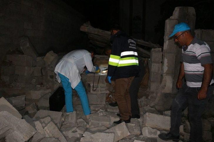 Enkaz Altında Kalan Köpek 16 Saat Sonra Çıkarıldı G3