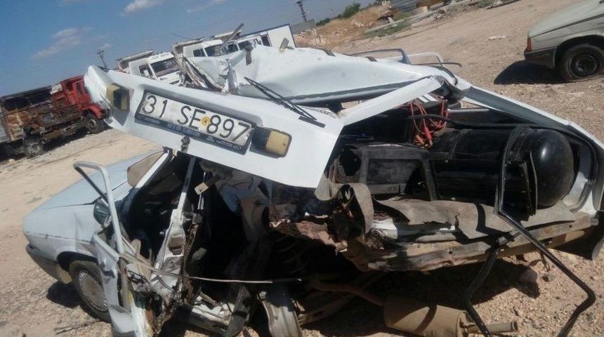 Yolda Arıza Yapan Otomobile Tır &Ccedil;arptı